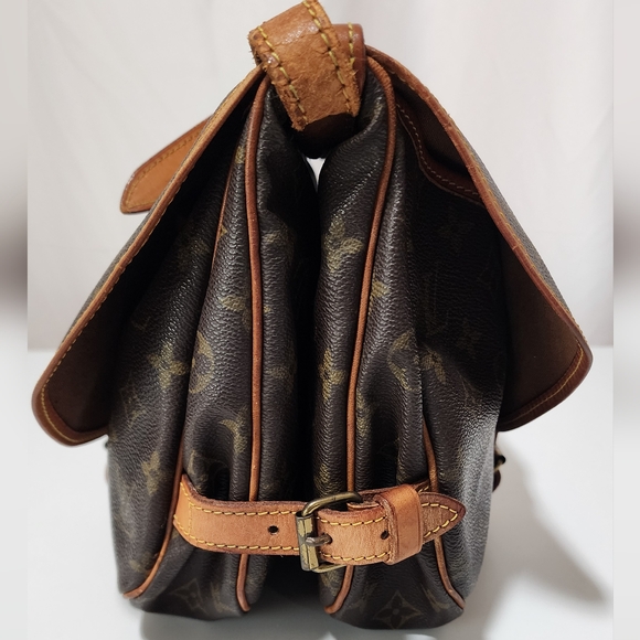 Louis Vuitton Saumur 30. Dryness & slight water marks on vachetta. - Picture 3 of 14